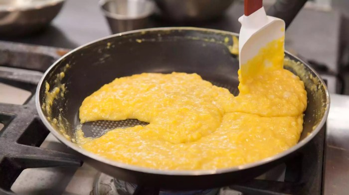 How to cook french style scrambled eggs