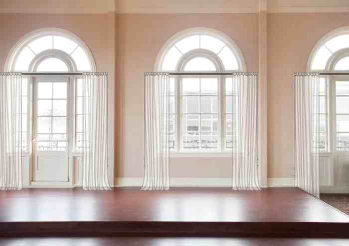 How to decorate large arched windows