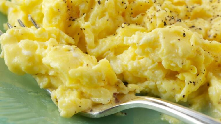 Scrambled eggs french make recipe