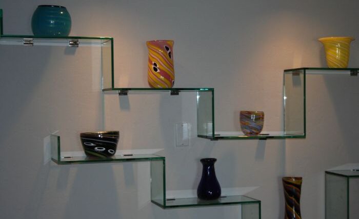 How to decorate glass shelves in living room