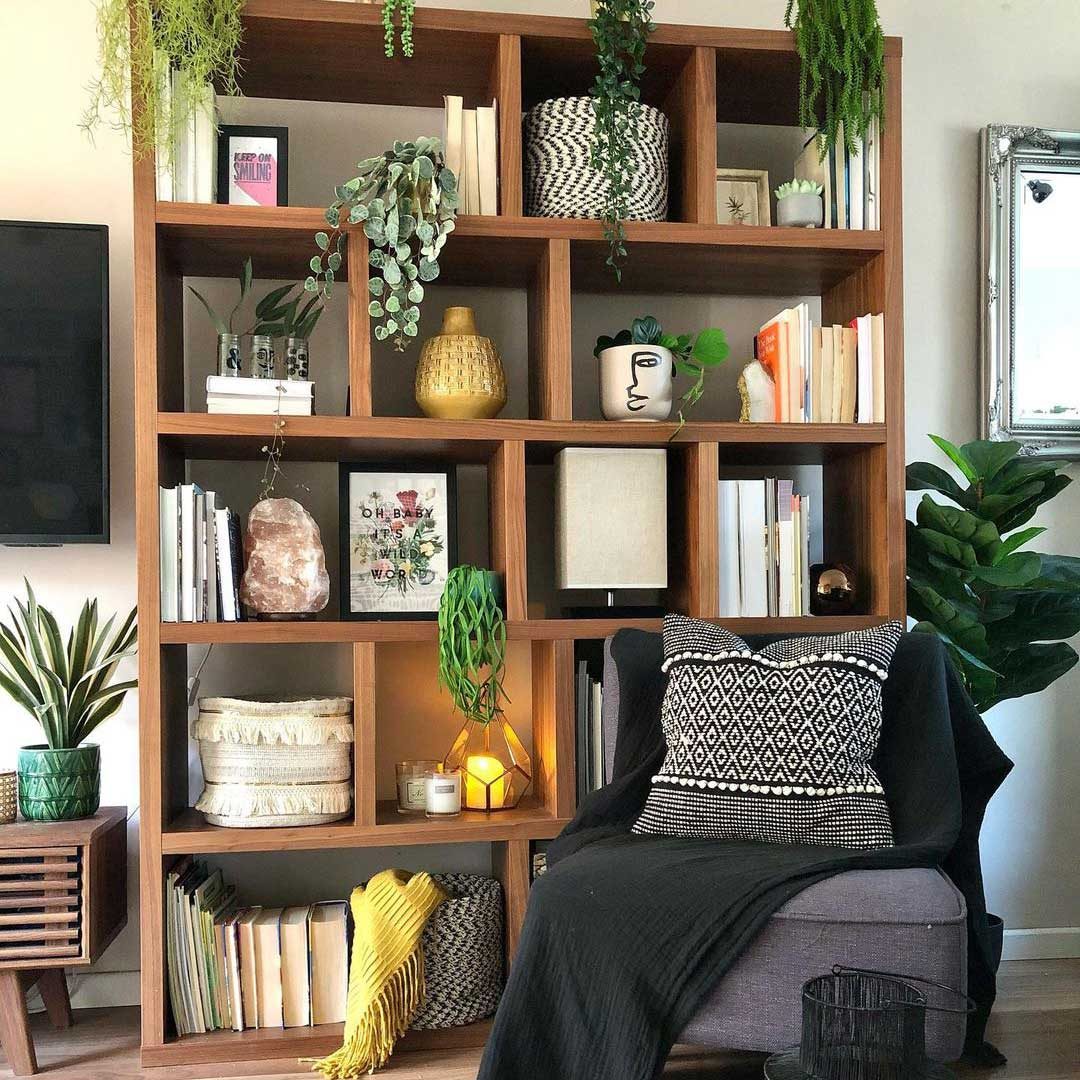 How to decorate glass shelves in living room